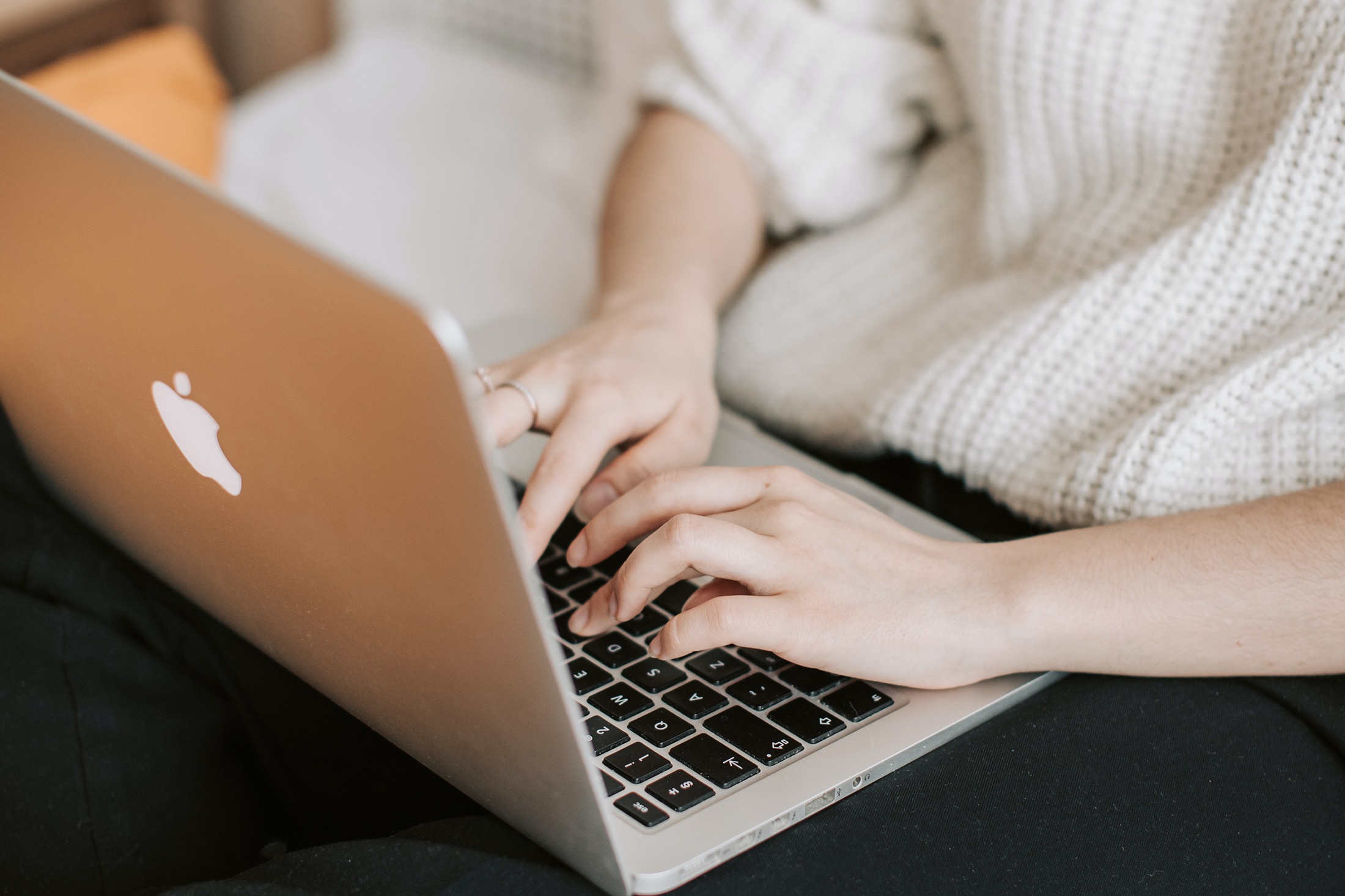 Vrouw die typt op een laptop